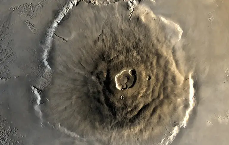 Причини прискорення обертання Марса пов'язані з прихованою вулканічною активністю, яка впливає на швидкість обертання планети. 1