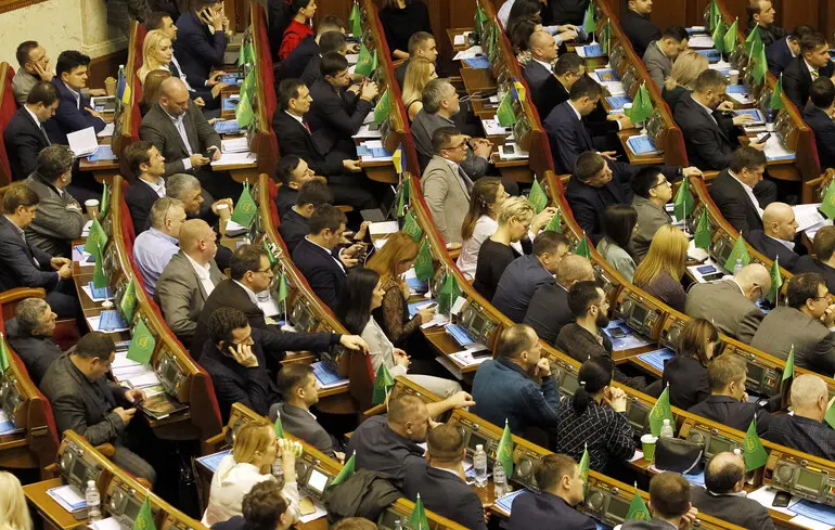 Протягом чотирьох років партія "Слуга народу" не змогла ухвалити жодного рішення самостійно - що це означає? 1