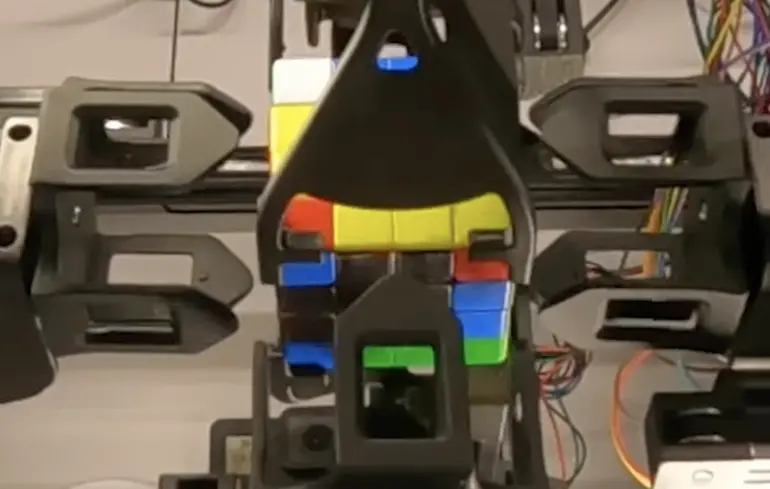 Робот встановив новий рекорд у складанні кубика Рубіка – пристрій, розроблений британськими інженерами, зібрав цю головоломку за 45 секунд. 1