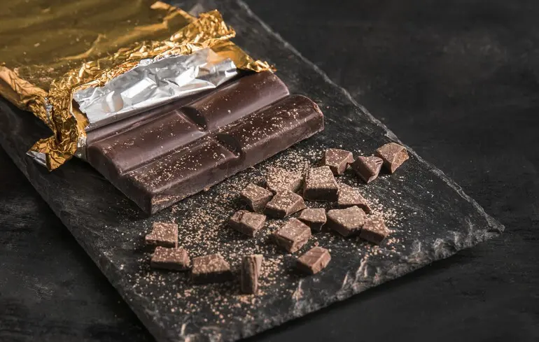 Шоколад створили з лабораторно вирощеного какао. Компанії Puratos та California Cultured розробили інноваційний спосіб виробництва цього десерту. 1