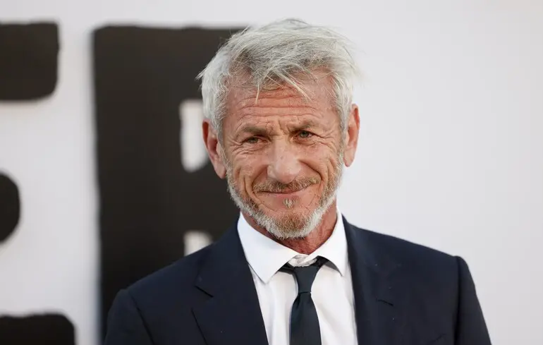 Шон Пенн отримав Оскар від Укрзалізниці - статуетку виготовили зі сталі зруйнованого вагона - новини культури 1