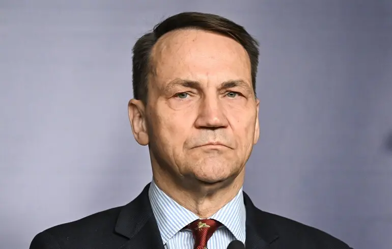 Сікорський різко висловився на адресу Навроцького у зв'язку з його наміром підтримати Орбана. 1