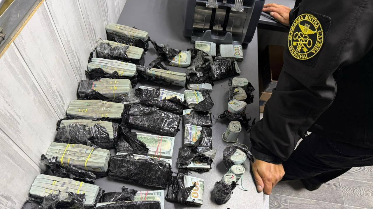 Скільки іноземної валюти намагалися нелегально вивезти з України у 2025 році. 1