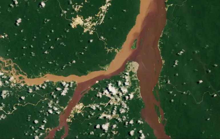 Супутниковий знімок демонструє, як виглядають річки Куюні та Мазаруні в Гаяні, і ілюструє їх злиття. 1