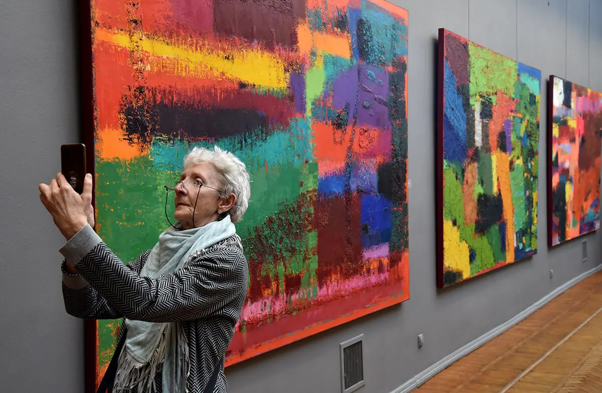 У «Київській картинній галереї» презентували масштабний проєкт Петра Лебединця Колір 15