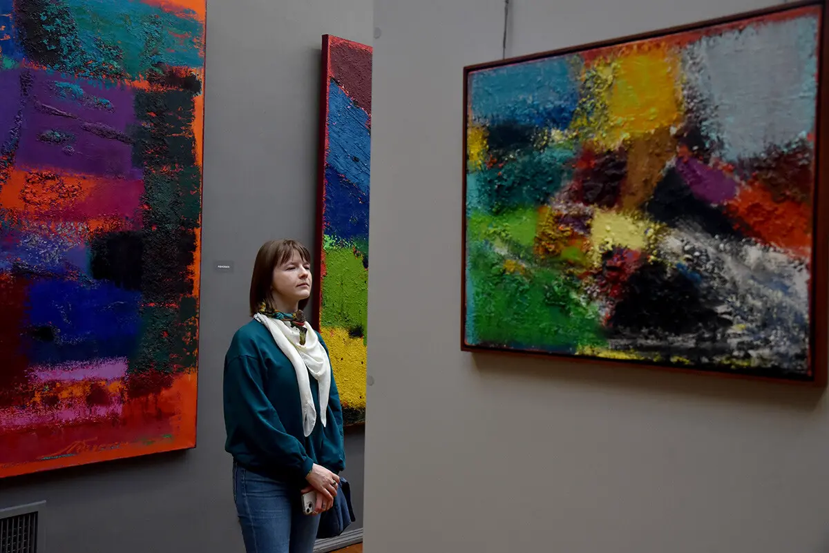 У «Київській картинній галереї» презентували масштабний проєкт Петра Лебединця Колір 16