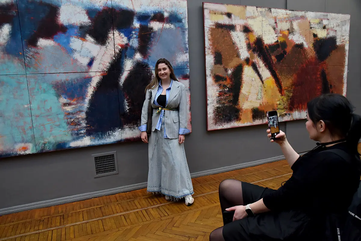 У «Київській картинній галереї» презентували масштабний проєкт Петра Лебединця Колір 12