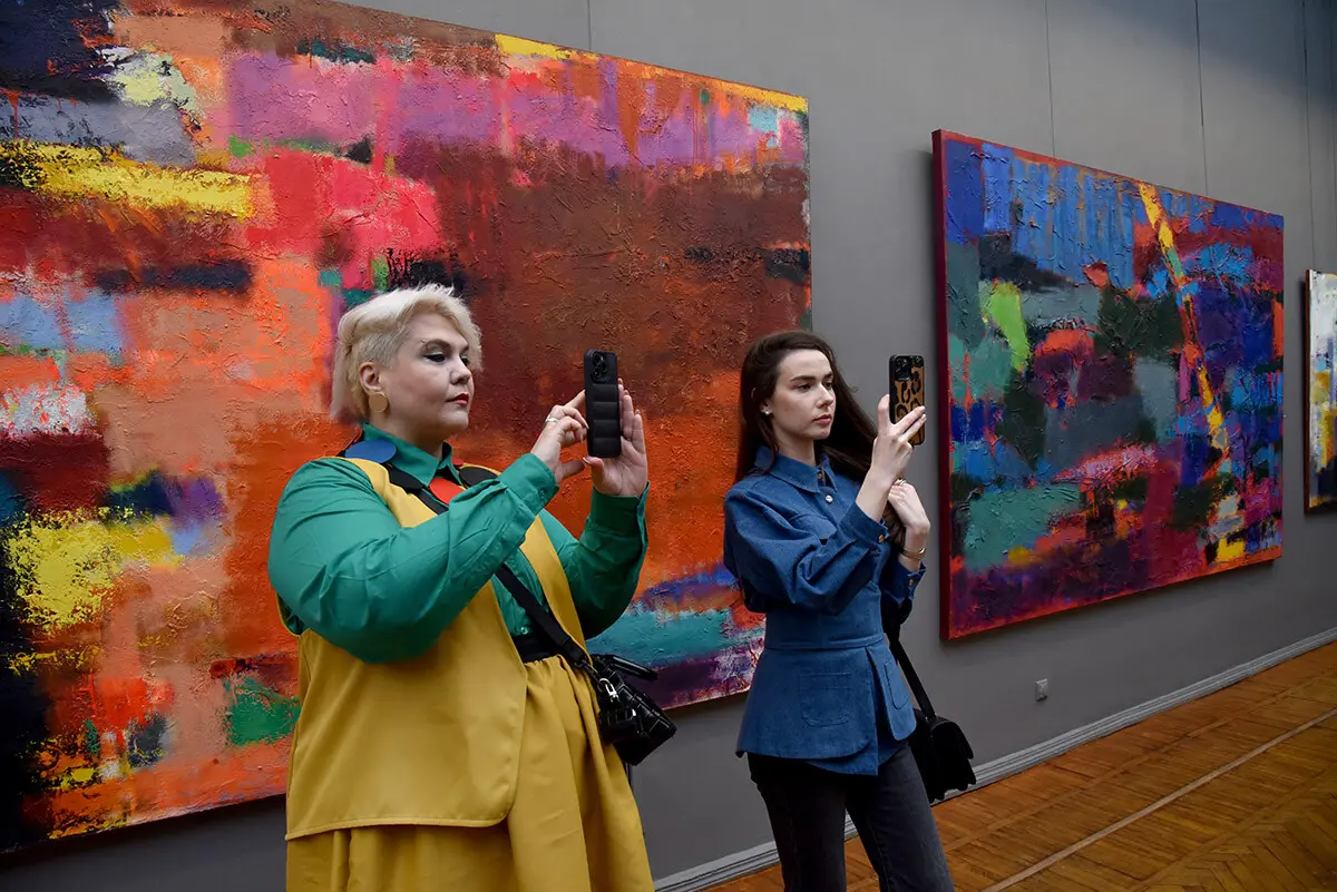 У «Київській картинній галереї» презентували масштабний проєкт Петра Лебединця Колір 10