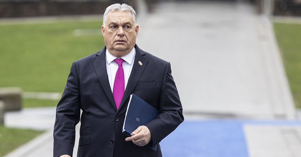 Угорщина зупиняє постачання газу в Україну у зв'язку з проблемами, пов'язаними з нафтою. 1