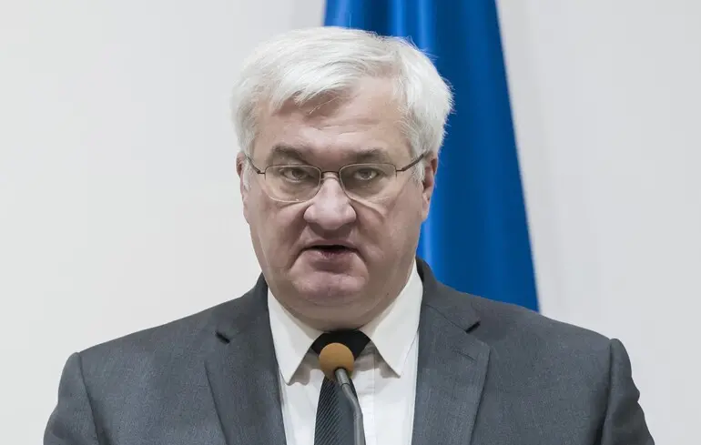 Угорщина заволоділа коштами Ощадбанку. Сибіга повідомив, що Київ не погодиться на ультиматуми. 1