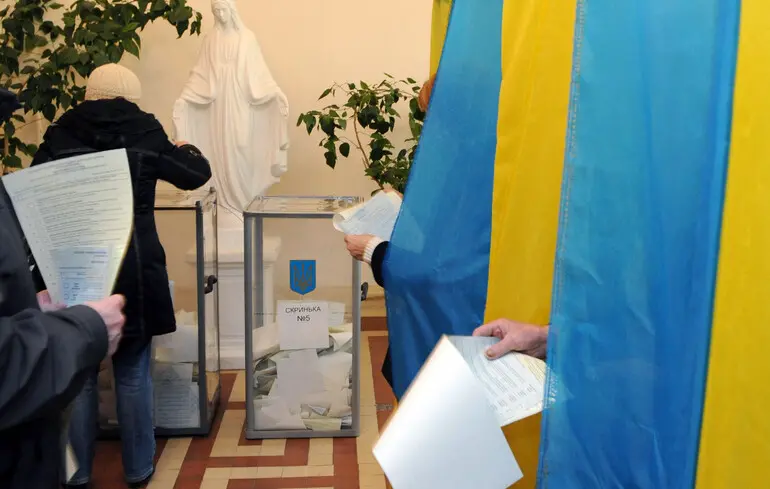 В Україні відбуваються вибори. Президент Зеленський висловив сумніви щодо своєї участі в наступних виборах. 1