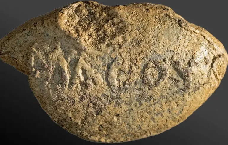 Вчені виявили стародавню зброю у вигляді снаряда для пращі, що містить послання для ворогів, з грецьким написом. Фото знахідки додається. 1