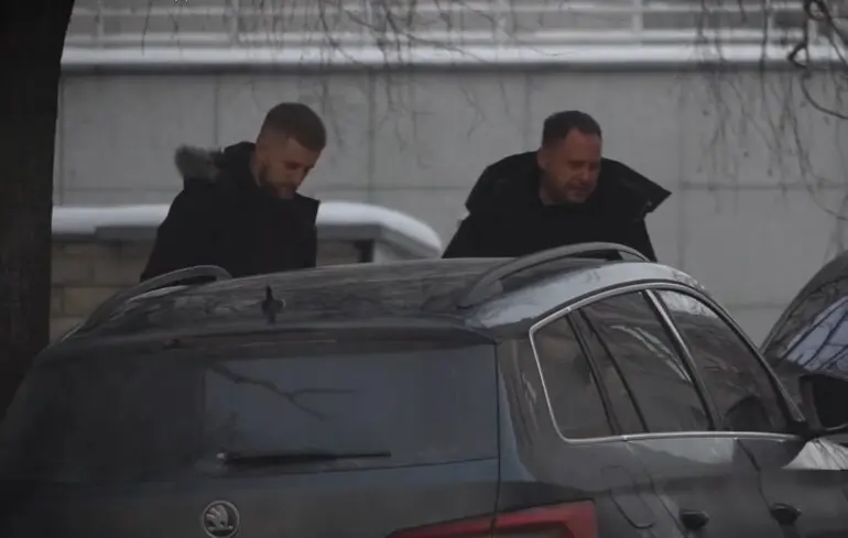 Єрмака охороняє Служба безпеки України - у відомстві не надали відповіді щодо правдивості цієї інформації. 1