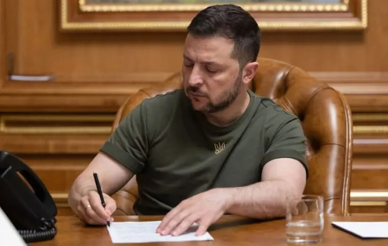 Зеленський посилює нагляд за силовими структурами, в той час як Верховна Рада ледь виконує свої функції. 1