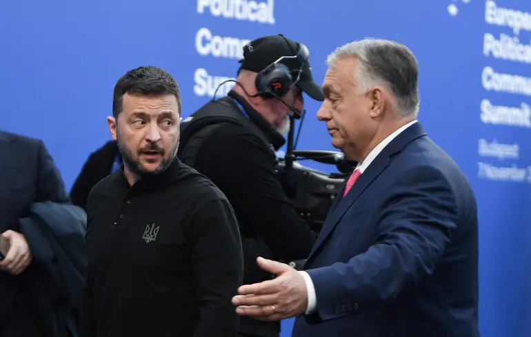 Зеленський провів паралелі між прем'єр-міністром Угорщини Віктором Орбаном та президентом Росії Володимиром Путіним, зазначивши, що перший не використовує військову силу проти України. 1