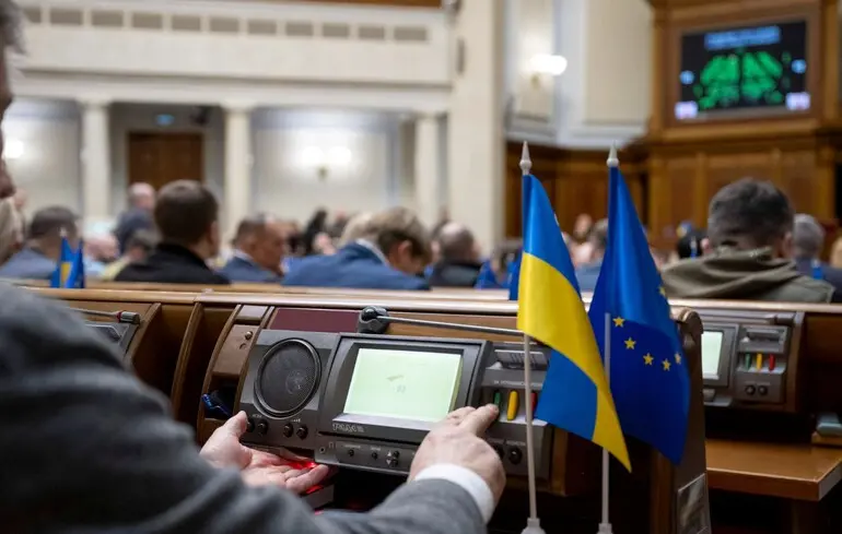 Зеленський рішуче відреагував на повідомлення про те, що 40 народних обранців мають намір скласти свої мандати. 1
