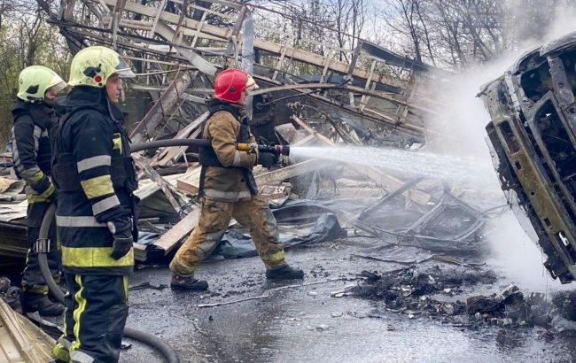 1 травня Харків зазнав обстрілу: російські війська атакували п’ять районів, вдаривши по автозаправній станції, внаслідок чого є постраждалі. 1