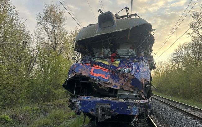 1 травня на Львівщині сталася аварія, внаслідок якої автокран зіткнувся з потягом. У результаті інциденту загинув машиніст-ветеран. 1