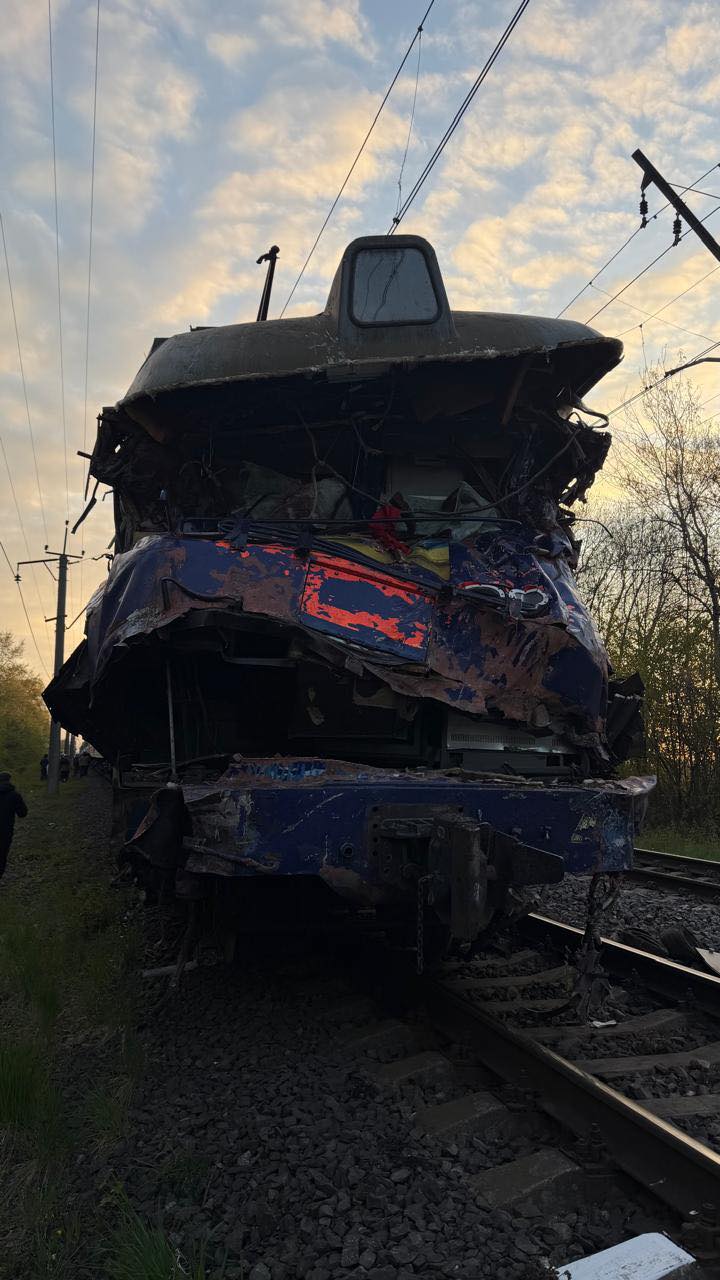 1 травня на Львівщині сталася аварія, внаслідок якої автокран зіткнувся з потягом. У результаті інциденту загинув машиніст-ветеран. 2