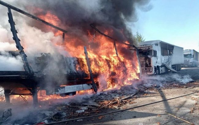 3 травня в Дніпропетровській області відбувся обстріл, внаслідок якого російські війська вдарили по автозаправній станції. Є постраждалі, серед яких є дитина. 3 травня в Дніпропетровській області відбувся обстріл, внаслідок якого російські війська вдарили по автозаправній станції. Є постраждалі, серед яких є дитина. 1