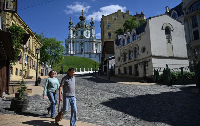 Андріївський узвіз у Києві сьогодні порожній від туристів – які зміни планують впровадити та чи заборонять автомобілі. 1