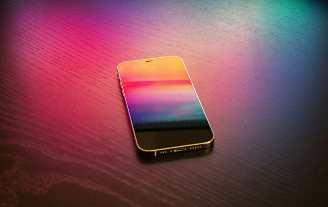 Apple готує до випуску нове покоління iPhone, яке буде оснащене Face ID, розміщеним під екраном, а також безрамковим корпусом. 1