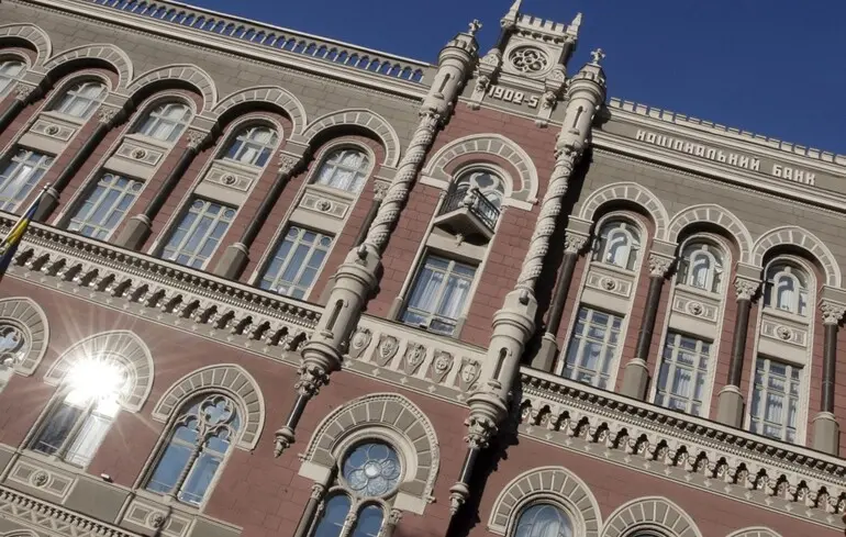 Банківська сфера вже починає використовувати резерви капіталу внаслідок додаткового оподаткування. 1
