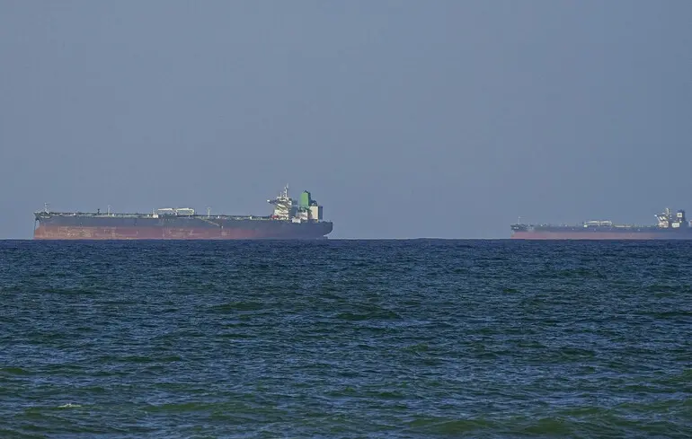 Блокада Ормузької протоки - іранський танкер здійснив перехід морським маршрутом. 1