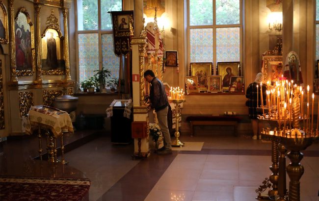 Чи обов'язково цілувати ікону в церкві ПЦУ – як вшанувати святиню та яких дій слід уникати. 1