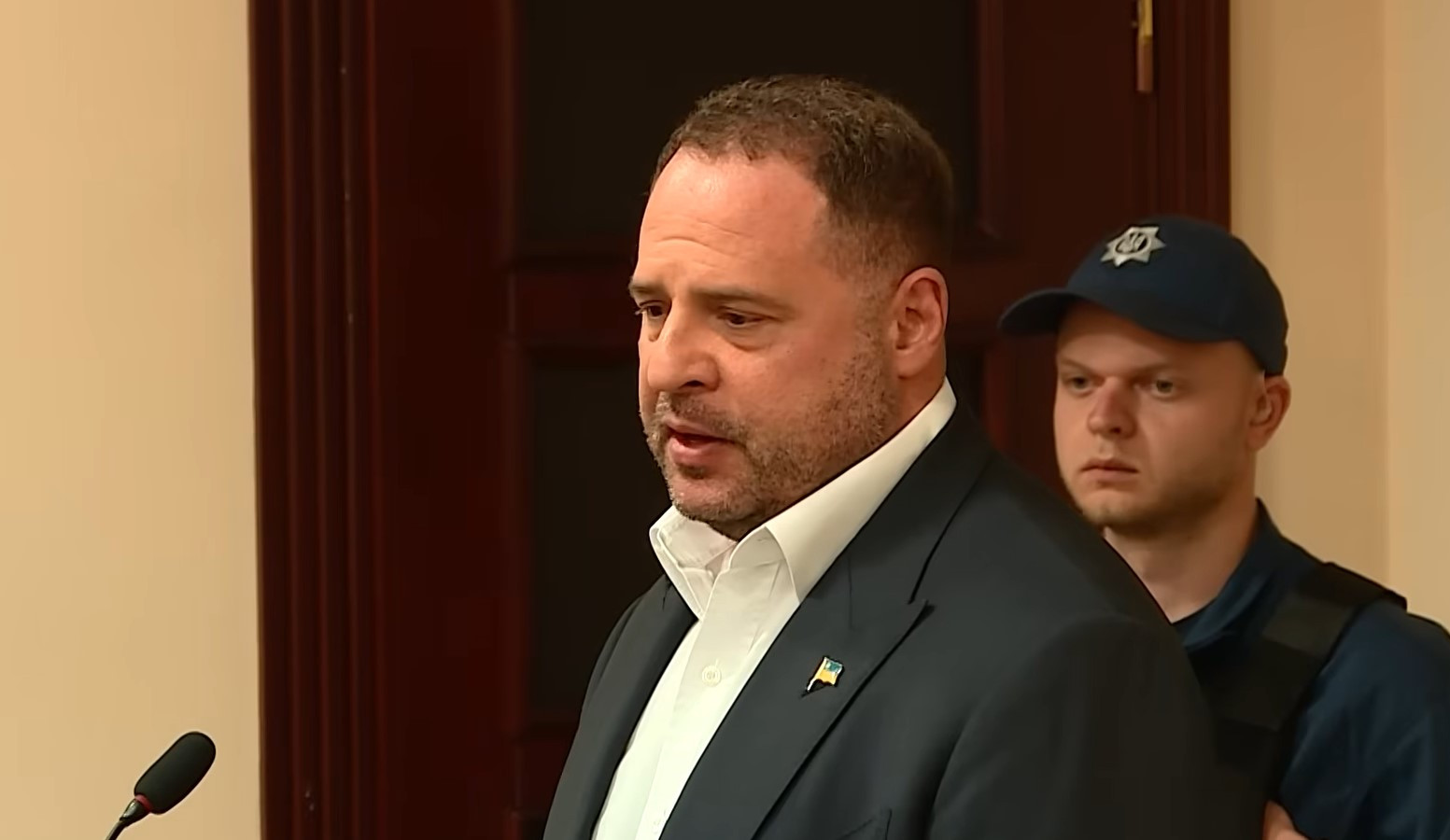 Причини, чому за Андрія Єрмака не вдалося вчасно внести заставу, внаслідок чого він досі перебуває в слідчому ізоляторі, залишаються невідомими. 1