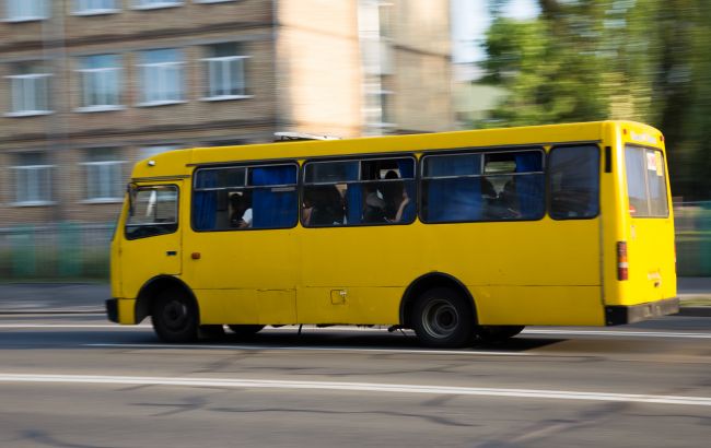 Ціни на проїзд у приміських маршрутках Києва будуть перевірені через завищені тарифи, повідомляє КГВА. 1