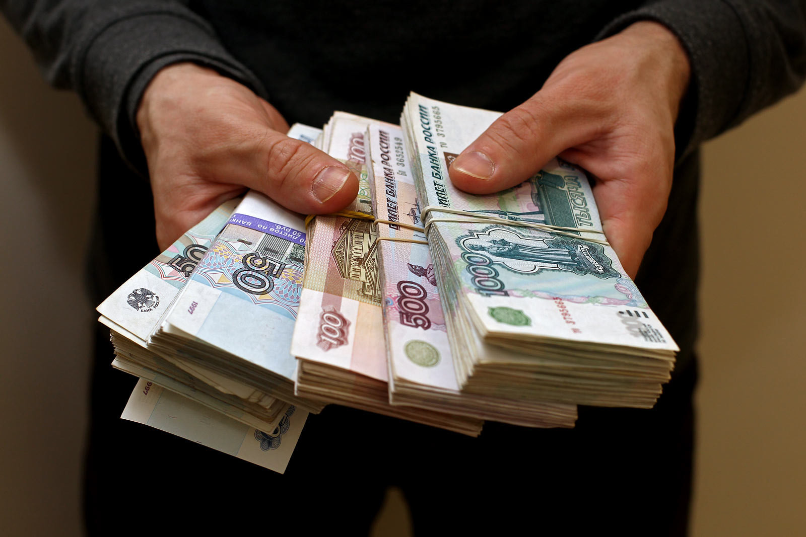 Дефіцит бюджету в РФ збільшився до 5,9 трлн рублів з початку 2026 року Дефіцит бюджету Російської Федерації зріс до 5,9 трильйона рублів з початку 2026 року. 1