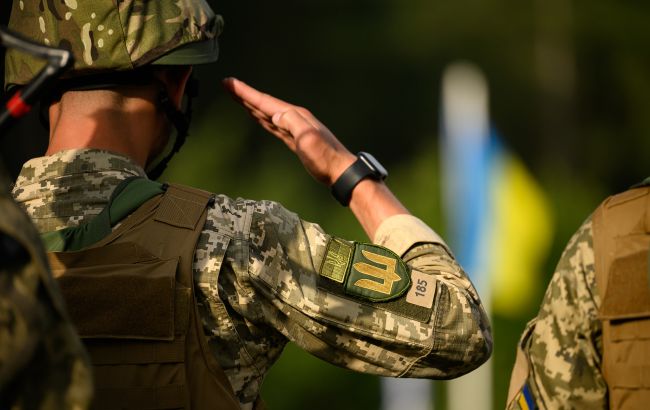 День Героїв, що відзначається 23 травня, має свою історію, традиції та осіб, яких вшановують в Україні. 1