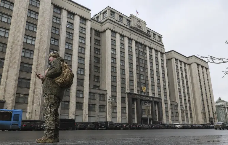 Державна дума надала дозвіл президенту Путіну на розміщення військових сил за межами країни з метою захисту громадян Росії від судових переслідувань. 1