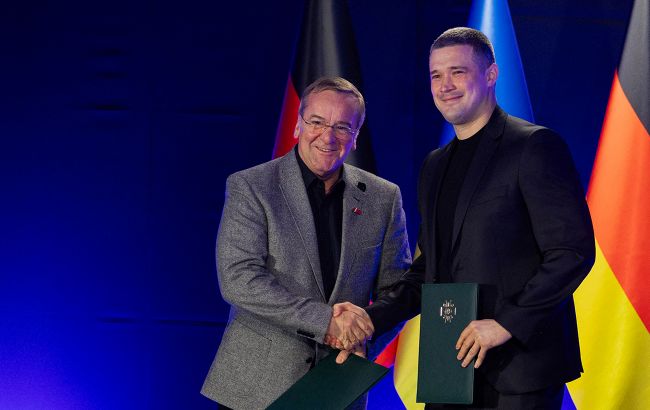 Федоров та Пісторіус підписали угоду про старт Brave Germany. Федоров та Пісторіус підписали угоду про старт Brave Germany. 1