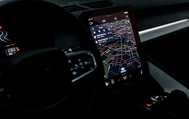 Google оновлює Android Auto – новий інтерфейс, можливість перегляду відео на YouTube та вдосконалена навігація. 1