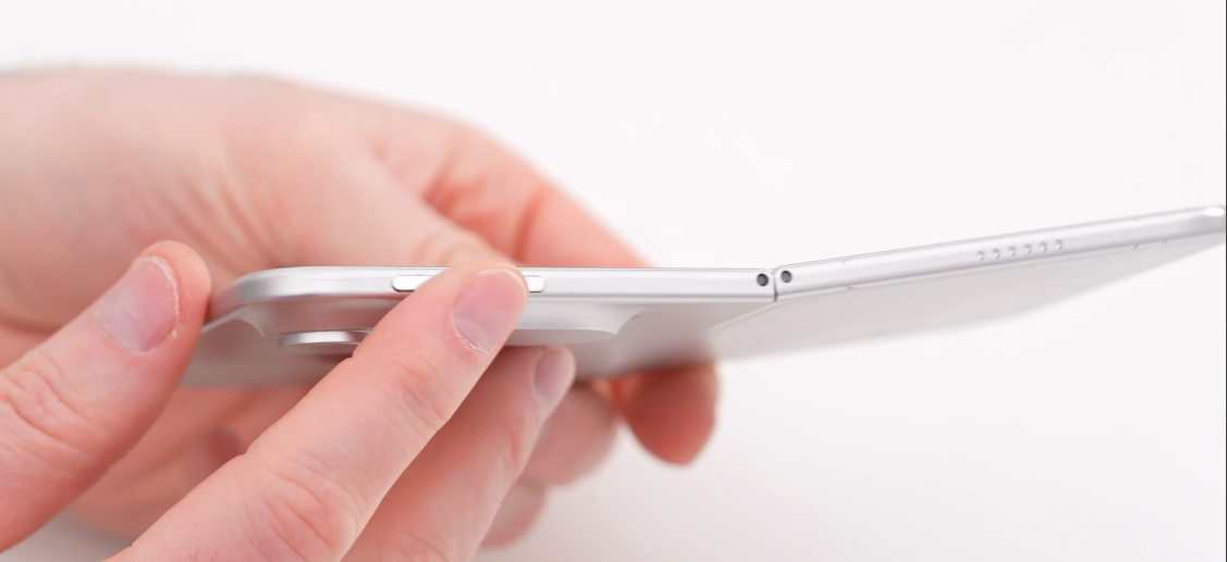 iPhone Ultra - перші зображення складного смартфона від Apple. iPhone Ultra - перші зображення складного смартфона від Apple. 3
