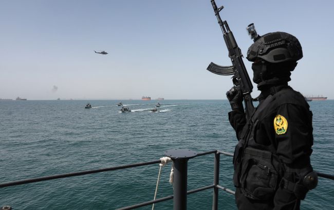 Іран переміщує підводні човни до Ормузу після зриву переговорів зі Сполученими Штатами. Іран переміщує підводні човни до Ормузу після зриву переговорів зі Сполученими Штатами. 1
