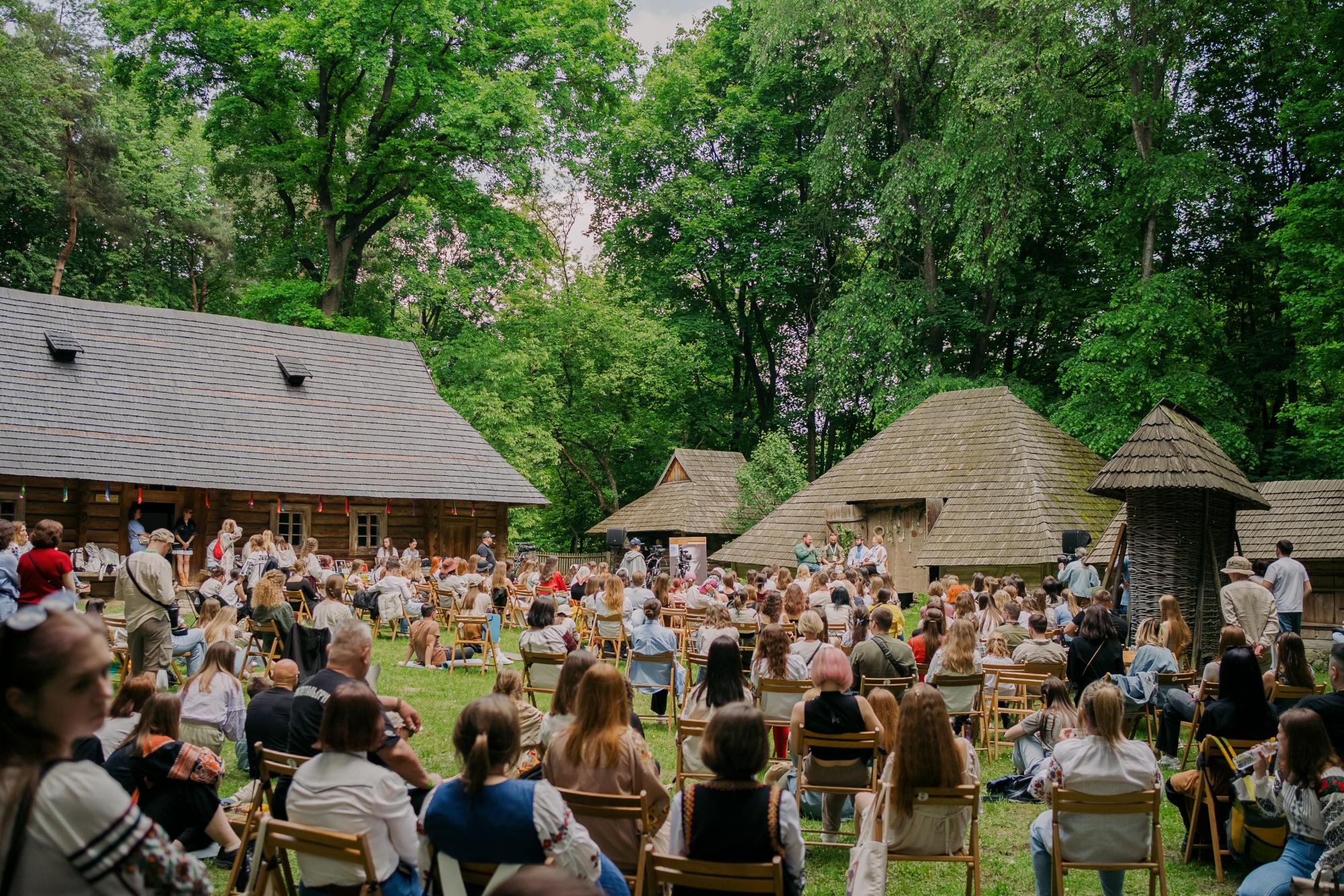 Ірина Цибух – товариші бойового медика розповіли про ЧекаFest, хвилину мовчання та пам’ять як стратегію. Ірина Цибух – товариші бойового медика розповіли про ЧекаFest, хвилину мовчання та пам’ять як стратегію. 2
