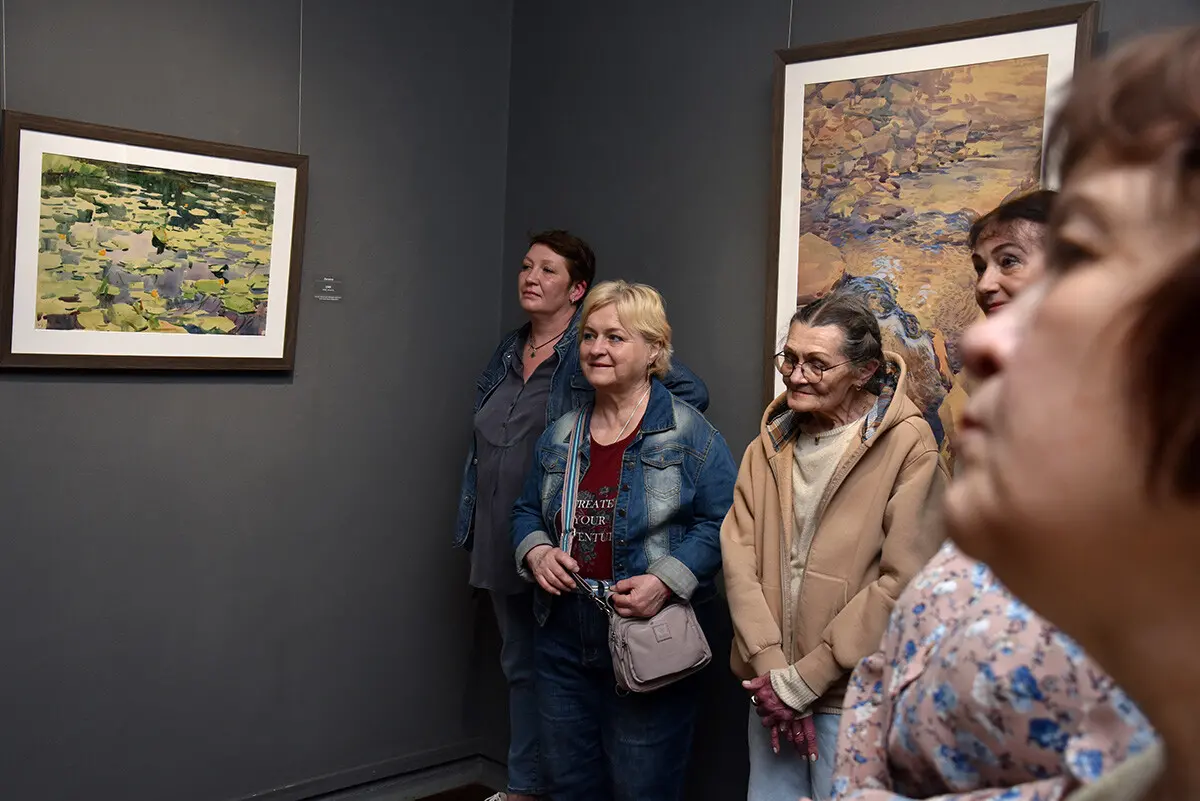 Картини з Херсона, які дивом залишилися неушкодженими від рук окупантів, були представлені у Києві. 1