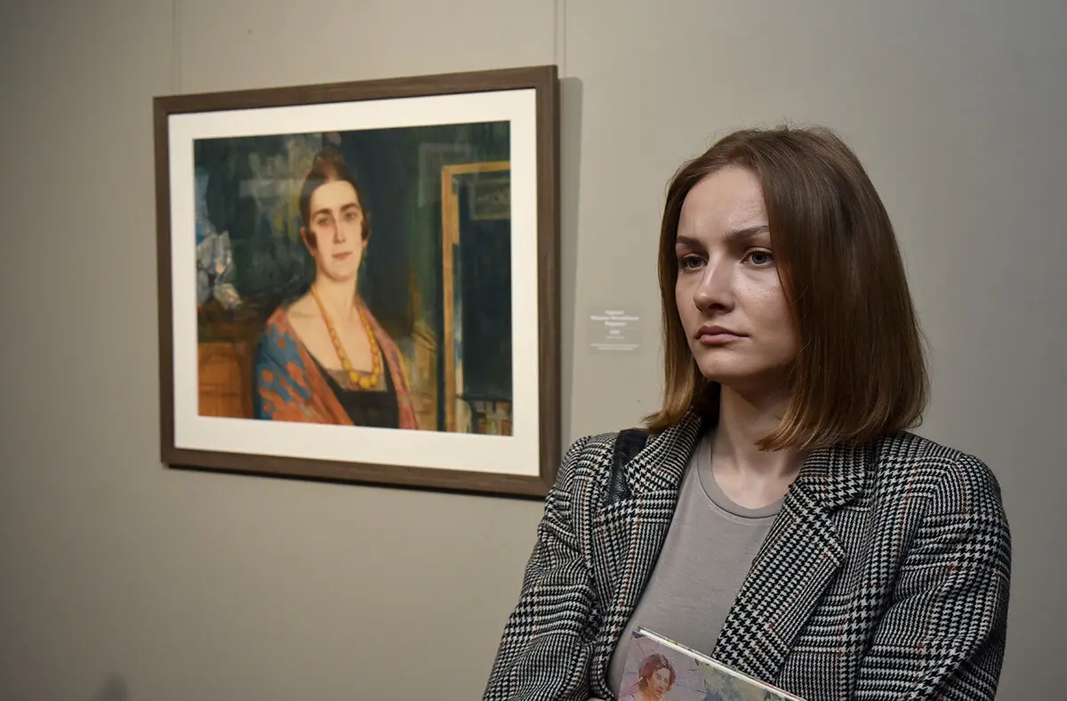 Картини з Херсона, які дивом залишилися неушкодженими від рук окупантів, були представлені у Києві. 13