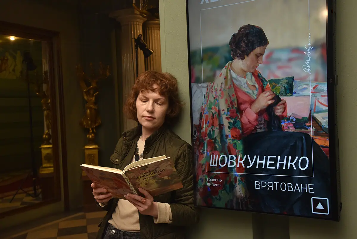 Картини з Херсона, які дивом залишилися неушкодженими від рук окупантів, були представлені у Києві. 12