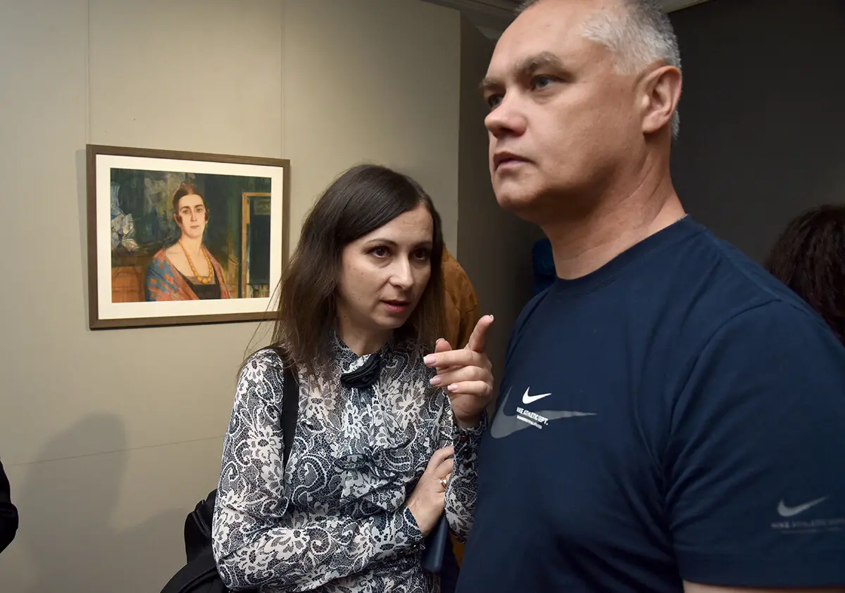 Картини з Херсона, які дивом залишилися неушкодженими від рук окупантів, були представлені у Києві. 10