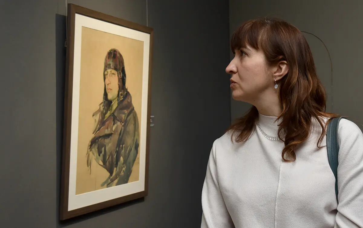 Картини з Херсона, які дивом залишилися неушкодженими від рук окупантів, були представлені у Києві. 11