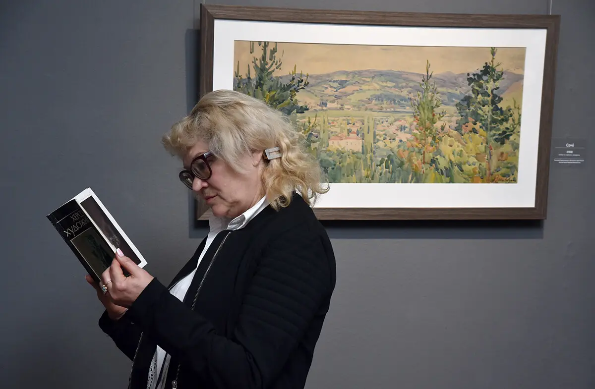 Картини з Херсона, які дивом залишилися неушкодженими від рук окупантів, були представлені у Києві. 9