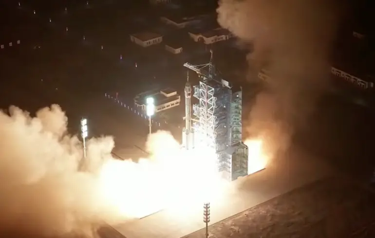 Китай розпочав місію Shenzhou-23 до космічної станції Тяньгун, під час якої один з астронавтів проведе рекордний рік у космосі. 1