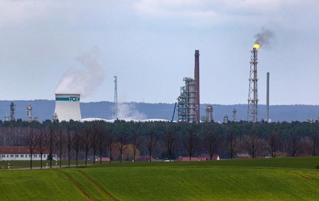 Компанія Роснефть, яка є великим гравцем на ринку нафти в Росії, подала позов до Німеччини. Компанія Роснефть, яка є великим гравцем на ринку нафти в Росії, подала позов до Німеччини. 1