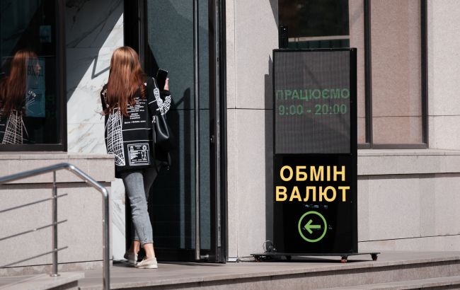 Курс долара 5 травня залишається вище 44 гривень – яка вартість валюти в ПриватБанку та обмінниках. Курс долара 5 травня залишається вище 44 гривень – яка вартість валюти в ПриватБанку та обмінниках. 1