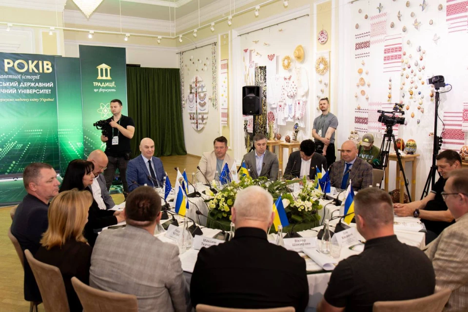 Луганський державний медичний університет, який був переміщений до Рівного, святкує свій ювілей. Луганський державний медичний університет, який був переміщений до Рівного, святкує свій ювілей. 3