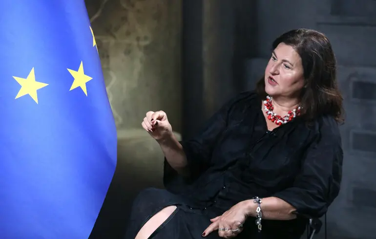 Матернова відреагувала на погрози Росії щодо бомбардування Києва, зазначивши, що Європейський Союз залишається на місці. 1